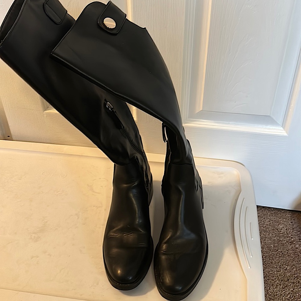 Black tall waterproof Zara boots with gold details size 7 (38)